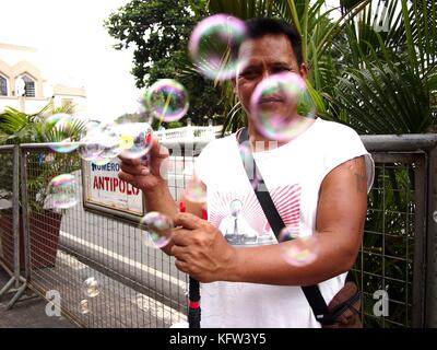 Antipolo City, Philippines - 25 octobre 2017 : un homme vend un Bubble maker pour les piétons. Banque D'Images