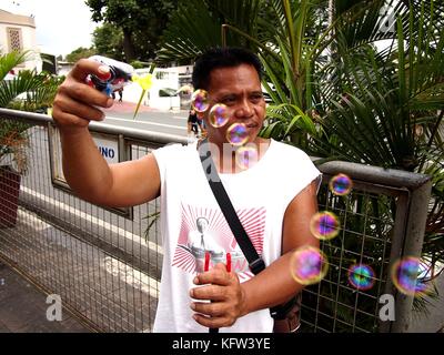 Antipolo City, Philippines - 25 octobre 2017 : un homme vend un Bubble maker pour les piétons. Banque D'Images