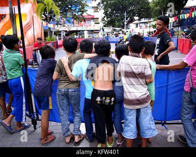 Antipolo City, Philippines - 25 octobre 2017 : un groupe de garçons attendent leur tour pour ride go karts à un parc public. Banque D'Images