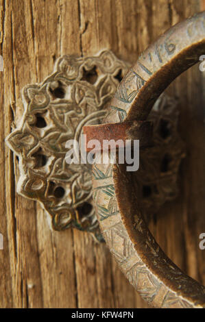 Close-up vieux antique bague de cuivre avec une gravure sur la porte Banque D'Images