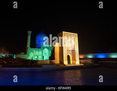 Vue panoramique sur le mausolée d'amir timur dans la nuit. L'architecture ancienne de l'Asie centrale Banque D'Images