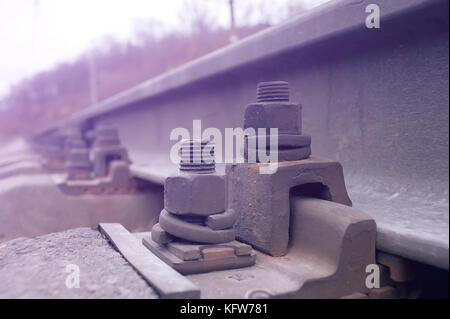 Fixation pour rail rail hold avec socle en béton sur la voie viaduc de sky train. Banque D'Images