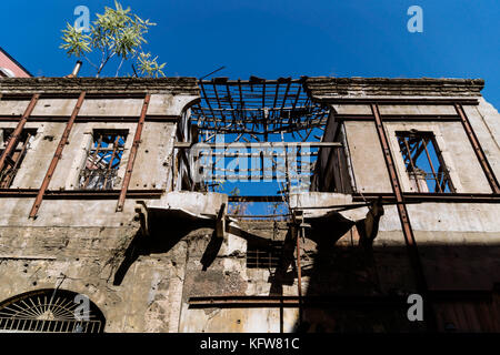 Ruines d'une maison traditionnelle libanaise avec ciel bleu à Beyrouth, Liban Banque D'Images