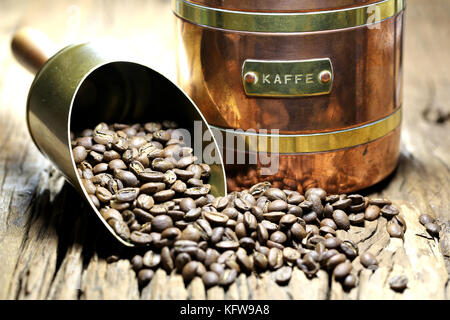 Vintage café suédois peut fabriquer avec des grains de café arabica indonésien rôties sur fond de bois rustique Banque D'Images