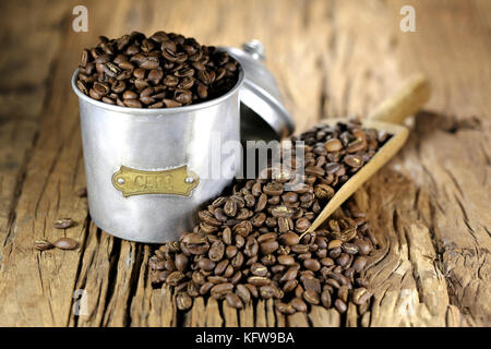 Vintage french café peut fabriquer avec des grains de café arabica indonésien rôties sur fond de bois rustique Banque D'Images