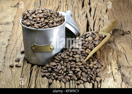 Vintage french café peut fabriquer avec des grains de café arabica indonésien rôties sur fond de bois rustique Banque D'Images