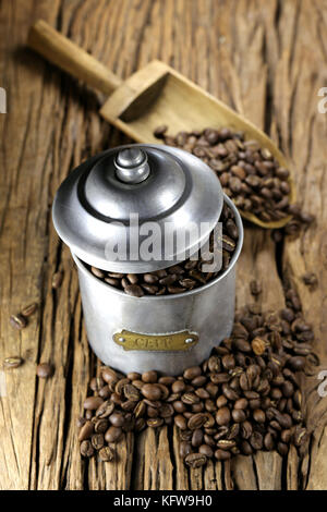 Vintage french café peut fabriquer avec des grains de café arabica indonésien rôties sur fond de bois rustique Banque D'Images