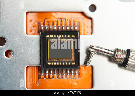 Téléphone appareil photo moderne chip close-up sur fond acier métal Banque D'Images