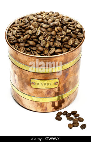 Vintage café suédois peut fabriquer avec des grains de café arabica indonésien rôti isolé sur fond blanc Banque D'Images
