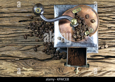 Vintage rectifieuse de café torréfié avec la production de café arabica d'Indonésie sur fond de bois rustique Banque D'Images