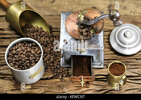 Vintage rectifieuse de café torréfié avec la production de café arabica d'Indonésie sur fond de bois rustique Banque D'Images