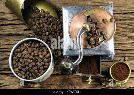 Vintage rectifieuse de café torréfié avec la production de café arabica d'Indonésie sur fond de bois rustique Banque D'Images