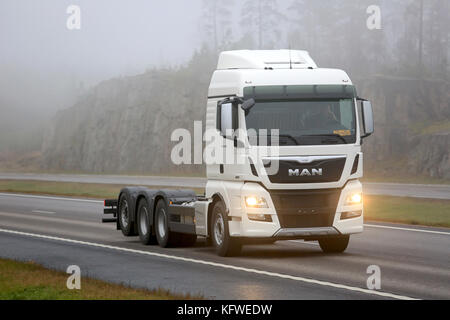 Paimio, Finlande - le 13 novembre 2015 : new man tgx 35,360 d38 chariot bobtail sur autoroute à travers le brouillard. l'homme nouveau tgx d38 est adapté pour les long- Banque D'Images