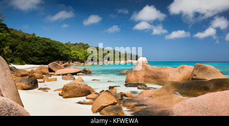 Les Seychelles, Praslin, Anse Lazio, plage, rochers de granit sculptés par mer, panoramique Banque D'Images