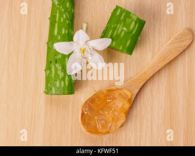 Aloe vera gel sur cuillère en bois Banque D'Images