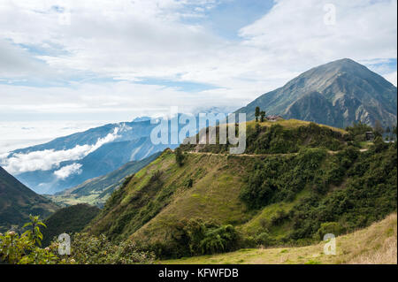 Sur la route à travers la cordillère des Andes. La photo est prise près de petite ville alausi en Equateur Banque D'Images