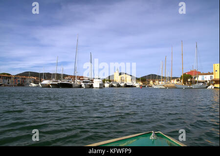 Arrivée à la marina de port grimaud (azur) en bateau. Banque D'Images