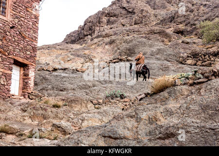 Megdaz, Maroc, le 15 octobre, 2017 : les populations berbères à Megdaz, un village situé dans la région de montagnes du haut atlas, construit sur les pentes des montagnes, fait de Banque D'Images