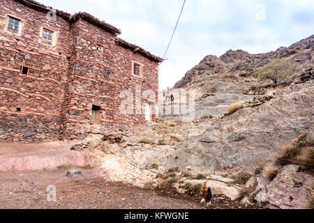 Megdaz, Maroc, le 15 octobre, 2017 : les populations berbères à Megdaz, un village situé dans la région de montagnes du haut atlas, construit sur les pentes des montagnes, fait de Banque D'Images