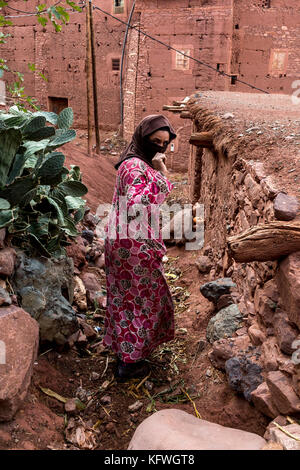 Megdaz, Maroc, le 15 octobre, 2017 : les populations berbères à Megdaz, un village situé dans la région de montagnes du haut atlas, construit sur les pentes des montagnes, fait de Banque D'Images