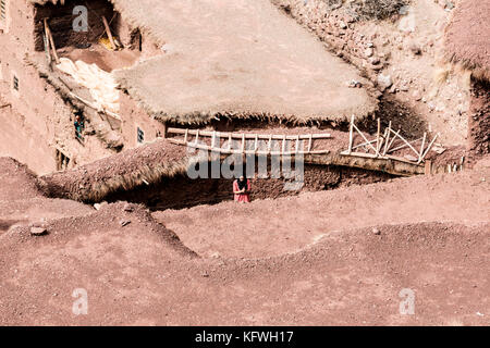 Megdaz, Maroc, le 15 octobre, 2017 : les populations berbères à Megdaz, un village situé dans la région de montagnes du haut atlas, construit sur les pentes des montagnes, fait de Banque D'Images