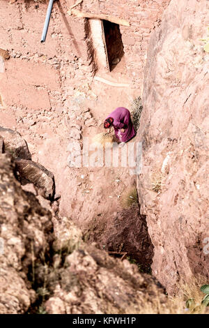 Megdaz, Maroc, le 15 octobre, 2017 : les populations berbères à Megdaz, un village situé dans la région de montagnes du haut atlas, construit sur les pentes des montagnes, fait de Banque D'Images