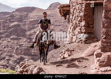 Megdaz, Maroc, le 15 octobre, 2017 : les populations berbères à Megdaz, un village situé dans la région de montagnes du haut atlas, construit sur les pentes des montagnes, fait de Banque D'Images