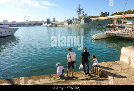 Famille à Muelle uno, quai au port de Malaga, avec deux navires en arrière-plan, Andalousie, Espagne Banque D'Images