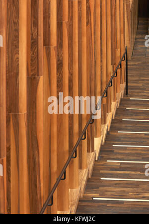 Escalier en salle de musique. Carmen Würth Forum, Künzelsau-Gaisbach, Allemagne. Architecte : David Chipperfield Architects Ltd, 2017. Banque D'Images