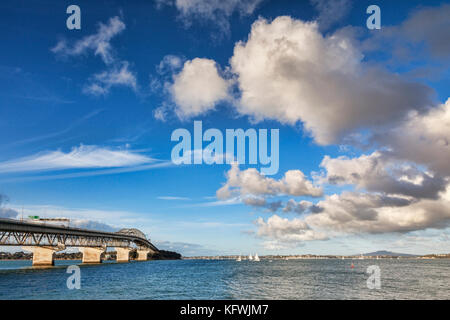 Auckland Harbour Bridge et le golfe d'Hauraki, sur un grand bateau à jour. Dans l'arrière-plan est le volcan, l'île de Rangitoto. Banque D'Images