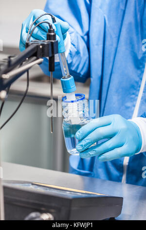 À l'aide d'un PH-mètre chercheur au laboratoire Banque D'Images