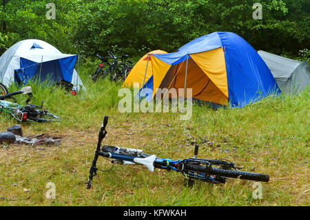 Les touristes en camping, tente Banque D'Images