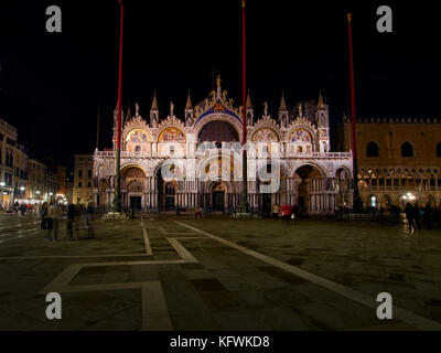 La place St Marc,Venise par nuit. Banque D'Images