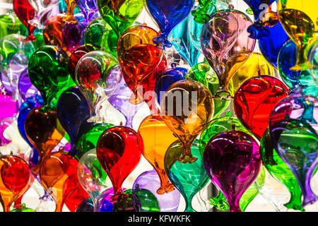 Globes fabriqués à partir de verre de Murano en exposition dans une vitrine à Venise, Italie. Banque D'Images