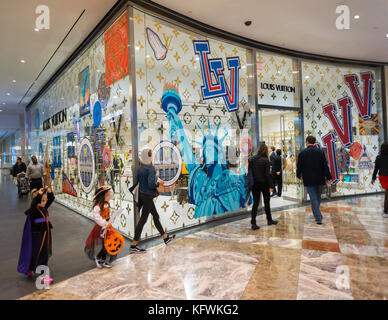 Le louis vuitton magasin pop up dans le Brookfield Place Mall à new york le dimanche, Octobre 29, 2017. Le magasin est un tie-in avec le 'volez, voyagez, voguez-louis vuitton' exposition. Le magasin sera ouvert jusqu'en mars 2018. (© richard b. levine) Banque D'Images