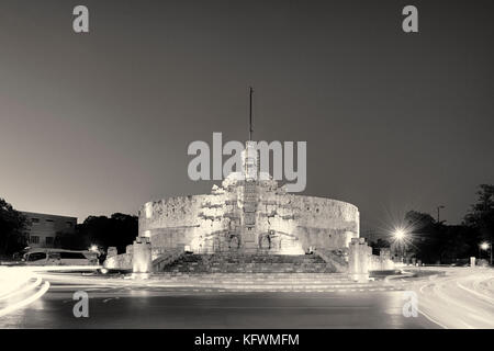 Photo de nuit du Monument à Motherland, Monumento a La Patria en espagnol, avec la voiture tout en légèreté, à Merida, Yucatan, Mexique Banque D'Images