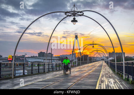 Southport, Merseyside. Météo britannique. 1er novembre 2017. Heavy Rain matin donnant un linge humide pour démarrer la journée dans la station avec l'aube sunrise hues refléter dans les zones côtières pier. Credit : MediaWorldImages/Alamy Live News Banque D'Images