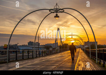 Southport, Merseyside. Météo britannique. 1er novembre 2017. Heavy Rain matin donnant un linge humide pour démarrer la journée dans la station avec l'aube sunrise hues refléter dans les zones côtières pier. Credit : MediaWorldImages/Alamy Live News Banque D'Images