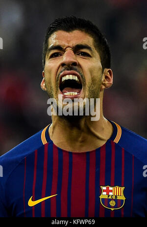 Athènes, Grèce. 01 novembre 2017. Luis Suarez du FC Barcelone réagit lors du match de football du Groupe d de l'UEFA Champions League entre l'Olympiacos et le FC Barcelone au stade Karaiskaki au Pirée, près d'Athènes, le 31 octobre 2017. Crédit : Angelos Tzortzinis/dpa/dpa/Alamy Live News Banque D'Images