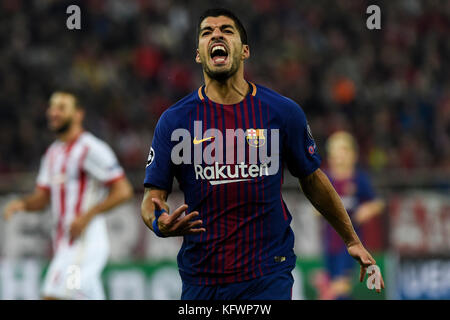 Athènes, Grèce. 01 novembre 2017. Luis Suarez (C) du FC Barcelone réagit lors du match de football du Groupe d de l'UEFA Champions League entre l'Olympiacos et le FC Barcelone au stade Karaiskaki au Pirée, près d'Athènes, le 31 octobre 2017. Crédit : Angelos Tzortzinis/dpa/dpa/Alamy Live News Banque D'Images