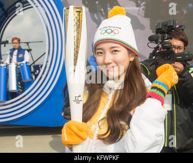 Incheon, Corée du Sud. 1er novembre 2017. Suzy (Miss A), 1er novembre 2017 : actrice et chanteuse sud-coréenne du girl Group Miss A, Suzy, qui est porte-flambeau, assiste au relais de la flamme olympique sur le pont d'Incheon à Incheon, à l'ouest de Séoul, en Corée du Sud. La flamme olympique est arrivée mercredi à Incheon, en Corée du Sud, et elle va traverser le pays lors d’une tournée de 100 jours jusqu’à la cérémonie d’ouverture des Jeux olympiques d’hiver de PyeongChang 2018 qui se dérouleront pendant 17 jours du 9 au 25 février 2018. Crédit : Lee Jae-won/AFLO/Alamy Live News Banque D'Images