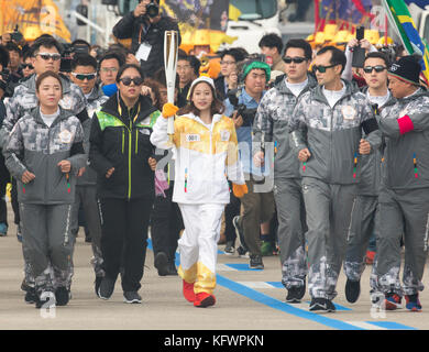 Incheon, Corée du Sud. 1er novembre 2017. You Young, 1er novembre 2017 : le patineur artistique sud-coréen You Young (C) qui est le premier porteur de la flamme court avec une flamme olympique au relais de la flamme olympique sur le pont d'Incheon à Incheon, à l'ouest de Séoul, Corée du Sud. La flamme olympique est arrivée mercredi à Incheon, en Corée du Sud, et elle va traverser le pays lors d’une tournée de 100 jours jusqu’à la cérémonie d’ouverture des Jeux olympiques d’hiver de PyeongChang 2018 qui se dérouleront pendant 17 jours du 9 au 25 février 2018. Crédit : Lee Jae-won/AFLO/Alamy Live News Banque D'Images