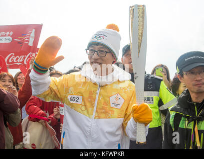 Incheon, Corée du Sud. 1er novembre 2017. Yoo Jae-Suk, 1er novembre 2017 : L'animateur de télévision et comédien sud-coréen Yoo Jae-suk, porteur de la flamme, assiste au relais de la flamme olympique sur le pont d'Incheon à Incheon, à l'ouest de Séoul, en Corée du Sud. La flamme olympique est arrivée mercredi à Incheon, en Corée du Sud, et elle va traverser le pays lors d’une tournée de 100 jours jusqu’à la cérémonie d’ouverture des Jeux olympiques d’hiver de PyeongChang 2018 qui se dérouleront pendant 17 jours du 9 au 25 février 2018. Crédit : Lee Jae-won/AFLO/Alamy Live News Banque D'Images