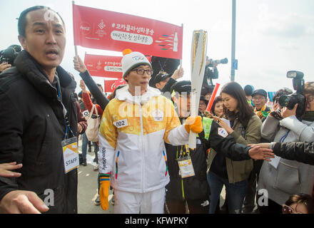 Incheon, Corée du Sud. 1er novembre 2017. Yoo Jae-Suk, 1er novembre 2017 : L'animateur de télévision et comédien sud-coréen Yoo Jae-suk (C), porteur de la flamme, assiste au relais de la flamme olympique sur le pont d'Incheon à Incheon, à l'ouest de Séoul, en Corée du Sud. La flamme olympique est arrivée mercredi à Incheon, en Corée du Sud, et elle va traverser le pays lors d’une tournée de 100 jours jusqu’à la cérémonie d’ouverture des Jeux olympiques d’hiver de PyeongChang 2018 qui se dérouleront pendant 17 jours du 9 au 25 février 2018. Crédit : Lee Jae-won/AFLO/Alamy Live News Banque D'Images