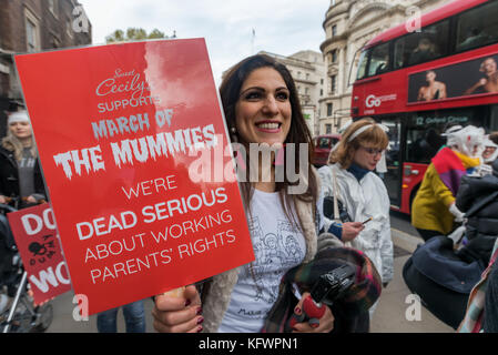 31 octobre 2017 - Londres, Royaume-Uni. 31 octobre 2017. Joeli Brearley du groupe de campagne Pregnant Then Screwed tient une liste de leurs revendications lors du rassemblement sur la place du Parlement appelant à agir sur la discrimination en matière de grossesse et de maternité après un rapport commandé par le gouvernement a montré que chaque année 54 000 femmes, 1 sur 9 de celles qui tombent enceintes, sont licenciées. Ce chiffre a presque doublé au cours des dix dernières années et il a été presque impossible pour ces victimes d'accéder à la justice, moins de 1 % ayant déposé une plainte devant un tribunal. Le gouvernement n'a rien fait au cours des 14 mois qui se sont écoulés depuis la publication du rapport Banque D'Images