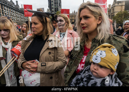 31 octobre 2017 - Londres, Royaume-Uni. 31 octobre 2017. Joeli Brearley du groupe de campagne Pregnant Then Screwed tient une liste de leurs revendications lors du rassemblement sur la place du Parlement appelant à agir sur la discrimination en matière de grossesse et de maternité après un rapport commandé par le gouvernement a montré que chaque année 54 000 femmes, 1 sur 9 de celles qui tombent enceintes, sont licenciées. Ce chiffre a presque doublé au cours des dix dernières années et il a été presque impossible pour ces victimes d'accéder à la justice, moins de 1 % ayant déposé une plainte devant un tribunal. Le gouvernement n'a rien fait au cours des 14 mois qui se sont écoulés depuis la publication du rapport Banque D'Images