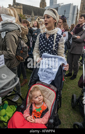 Octobre 31, 2017 - Londres, Royaume-Uni. 31 octobre 2017. joeli brearley du groupe de campagne puis vissé enceinte contient une liste de leurs demandes à la manifestation de la place du parlement appelant à une action sur la grossesse et la maternité discrimination après un rapport commandé par le gouvernement a montré que, chaque année, 54 000 femmes, 1 dans 9 de ceux qui sont enceintes obtenir licenciés. Ce chiffre a presque doublé au cours des dix dernières années et il a été presque impossible pour ces victimes d'avoir accès à la justice, avec moins de 1 % de faire un tribunal demande. Le gouvernement n'ont rien fait au cours des 14 mois depuis que le rapport a été publier Banque D'Images