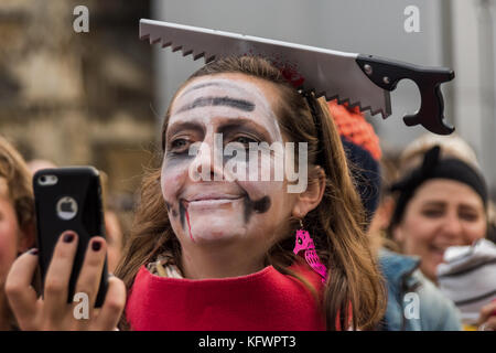 31 octobre 2017 - Londres, Royaume-Uni. 31 octobre 2017. Joeli Brearley du groupe de campagne Pregnant Then Screwed tient une liste de leurs revendications lors du rassemblement sur la place du Parlement appelant à agir sur la discrimination en matière de grossesse et de maternité après un rapport commandé par le gouvernement a montré que chaque année 54 000 femmes, 1 sur 9 de celles qui tombent enceintes, sont licenciées. Ce chiffre a presque doublé au cours des dix dernières années et il a été presque impossible pour ces victimes d'accéder à la justice, moins de 1 % ayant déposé une plainte devant un tribunal. Le gouvernement n'a rien fait au cours des 14 mois qui se sont écoulés depuis la publication du rapport Banque D'Images