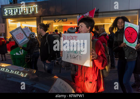 Octobre 31, 2017 - Londres, Royaume-Uni. 31 octobre 2017. Organisation des voix de l'Organisation mondiale du commerce les membres de l'union mars loin de leur thème de l'halloween de protester contre la Ferrari de showrooms concessionnaire de voitures de luxe h r owen dans South Kensington. La manifestation a eu lieu après cinq heures de grief et l'audience disciplinaire hier dans lequel les employeurs ont suspendu l'angélique nettoyeurs valence et freddy lopez le choix - promesse de ne pas faire grève à Ferrari et accepter votre salaire de la pauvreté, ou trouver du travail ailleurs. Les produits sont employés par des entrepreneurs, qui leur templewood suspendu sans solde après qu'ils ont voté pour la grève Banque D'Images