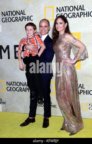 Los Angeles, CA, USA. 30Th oct, 2017. brayden scott, Michael Kelly, Sarah Wayne Callies aux arrivées pour National Geographic's The long road home premiere, Royce hall, Los Angeles, CA, 30 octobre 2017. crédit : Priscilla grant/everett collection/Alamy live news Banque D'Images